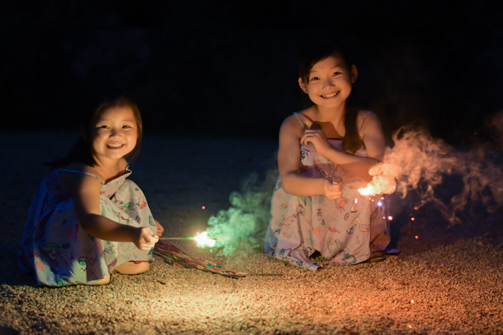 花火をする子ども